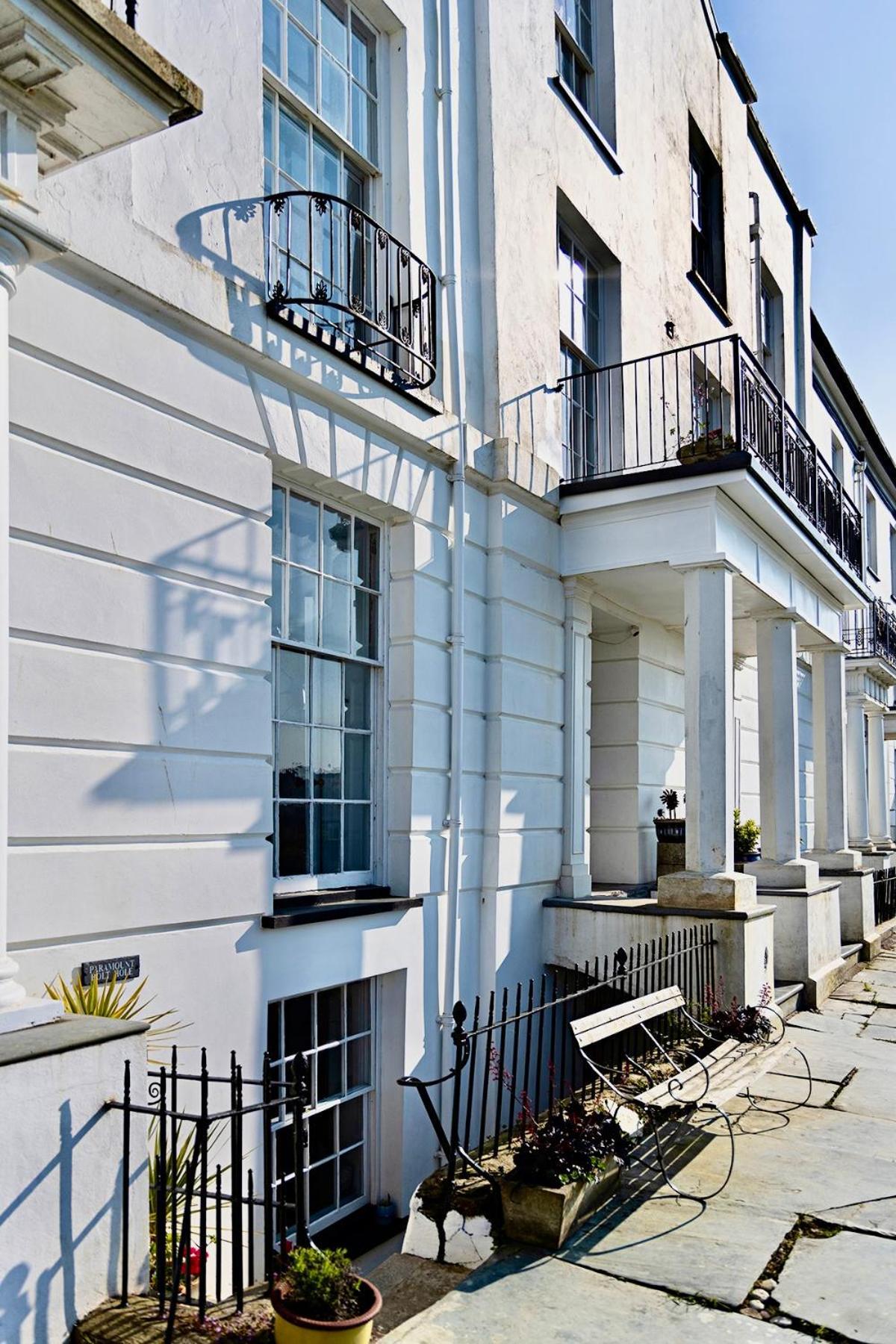 Paramount Apartments Ilfracombe, Arty Seaside Holiday Apartments Chambre photo
